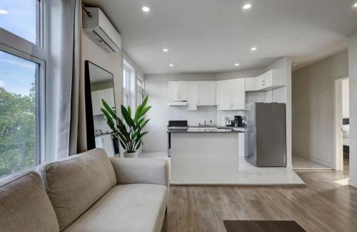 Cote-Des-Neiges—Notre-Dame-De-Grace Apartment | Modern MTL Getaway A Sleek NDG Escape