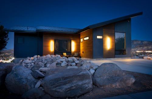 Cedar City House | Modern Mtn-View Retreat, 18 Mi to Zion North
