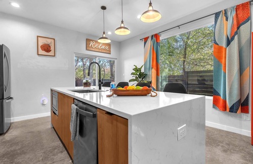 Pecan Valley House | 🌺 MODERN NATURE - 2 STORY DOWNTOWN DELIGHT 🌼