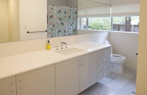 Galindo House | Modern New 5 Bedroom Home Close to South Congress