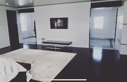 Hamden Apartment | Modern New York City style suite