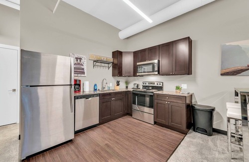 Waldron House | Modern & Nice Place in Kansas Free Parking & WiFi Near Airport Very Convenient
