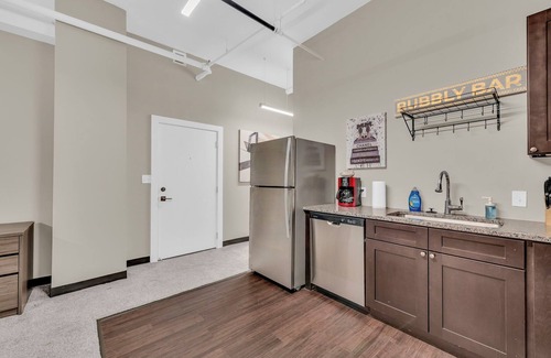 Waldron House | Modern & Nice Place in Kansas Free Parking & WiFi Near Airport Very Convenient