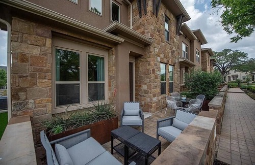Cedar Park House | Modern North Austin 4 Bedroom Stay