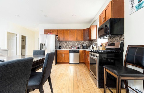 Jamaica Hills Apartment | Modern NYC Escape – Walk to Subway, 15 Mins to JFK/LGA, 30 Mins to Manhattan!