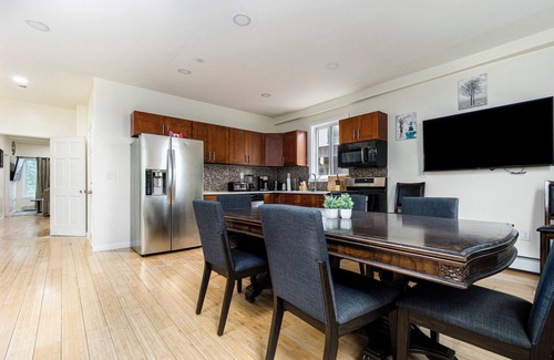 Jamaica Hills Apartment | Modern NYC Escape – Walk to Subway, 15 Mins to JFK/LGA, 30 Mins to Manhattan!