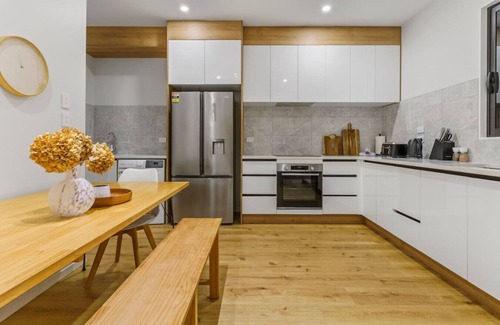 Orewa House | Modern Orewa Delight w Parking just Steps to Beach