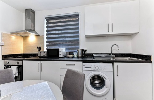 Latchmere House | Modern Oasis: 2BR Escape with Outdoor Retreat