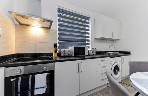 Latchmere House | Modern Oasis: 2BR Escape with Outdoor Retreat