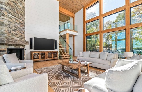 Kawartha Lakes Cottage | Modern Oasis 8bed 8bath cottage on Balsam Lake with all the Luxurious offerings!