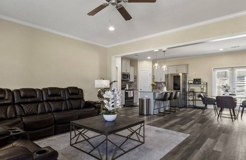 Tuscaloosa House | Modern Oasis in Tuscaloosa 10 minutes from downtown and Campus