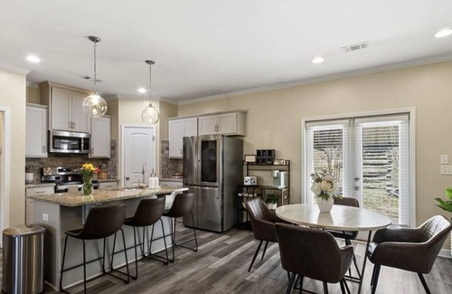 Tuscaloosa House | Modern Oasis in Tuscaloosa 10 minutes from downtown and Campus