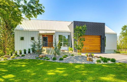 Bucyrus House | Modern Oasis-lots Of Amenities Including A Pool!