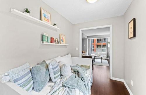Downtown Toronto Apartment | Modern Oasis Stylish 2BR Condo Near Attractions