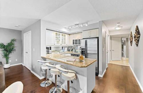 Downtown Toronto Apartment | Modern Oasis Stylish 2BR Condo Near Attractions