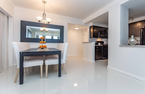 Galt Mile Apartment | Modern Ocean Beach Condo 3BR "On the Sand" w POOL
