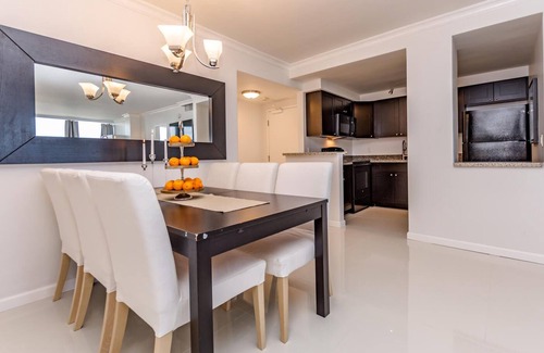 Galt Mile Apartment | Modern Ocean Beach Condo 3BR "On the Sand" w POOL
