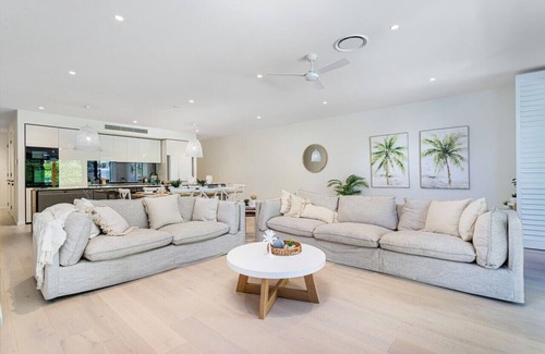 Palm Beach House | Modern Palms Getaway