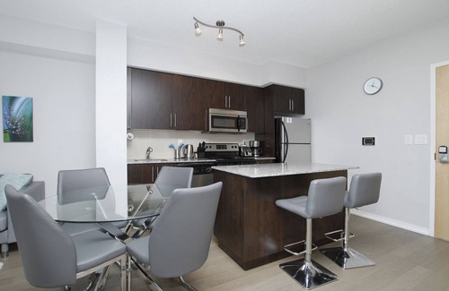 Downtown Toronto Condo | Modern Paradise Condo Just over Scotia Bank Arena/Leafs/Raptors