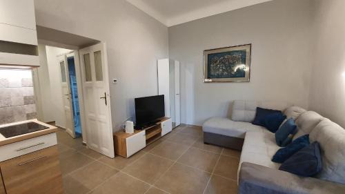 Szentimrevaros Apartment | Modern Parkside Garden View Apartment