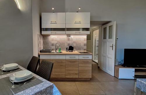 Szentimrevaros Apartment | Modern Parkside Garden View Apartment