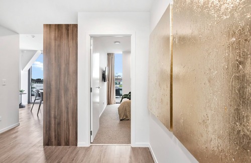 Parnell Apartment | Modern Parnell Retreat | Large Balcony Views, Parking & Gym