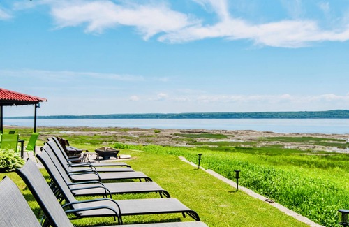 Saint-Laurent-de-l'ile d'Orleans Villa | Modern & Peaceful Villa -Amazing View -8 bedrooms -9 baths -Hot tub - Quebec