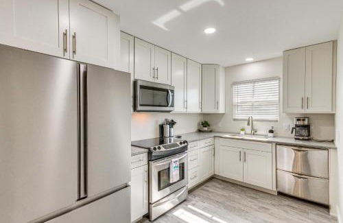 Northeast Pensacola House | Modern Pensacola Home about 6 Mi to Beach!