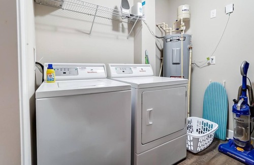 Westerville Apartment | Modern Polaris 2BR | Top Floor | Gym | W/D | WiFi