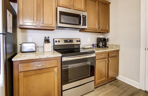 Westerville Apartment | Modern Polaris 2BR | Top Floor | Gym | W/D | WiFi