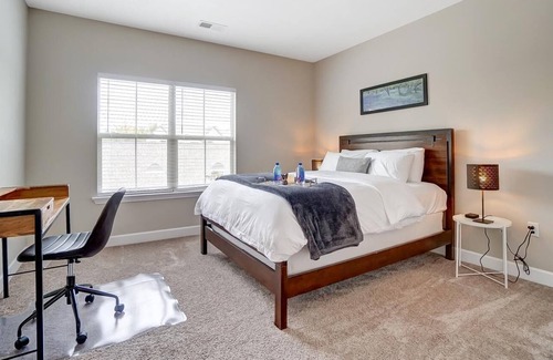 Westerville Apartment | Modern Polaris 2BR | Walkable To Restaurants | Washer/Dryer | Gym | Fast WiFi!