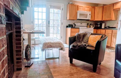 Lincoln House | Modern & Private 15 min to Downtown Lincoln Pet Friendly