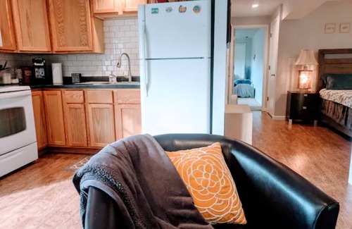 Lincoln House | Modern & Private 15 min to Downtown Lincoln Pet Friendly