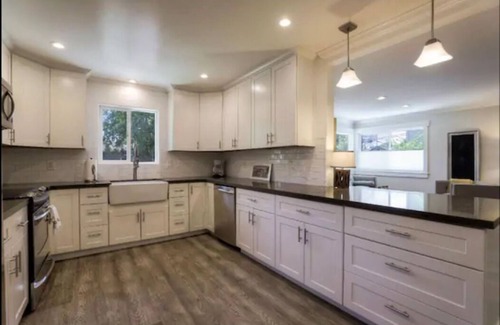 Shoreline West House | Modern Private Home W/Pool Near Downtown MV!