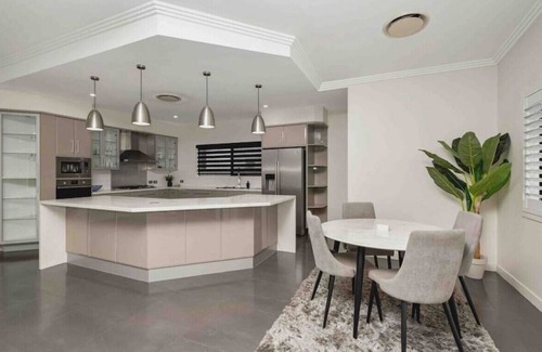 Annandale House | Modern quality with huge pool & golf green!