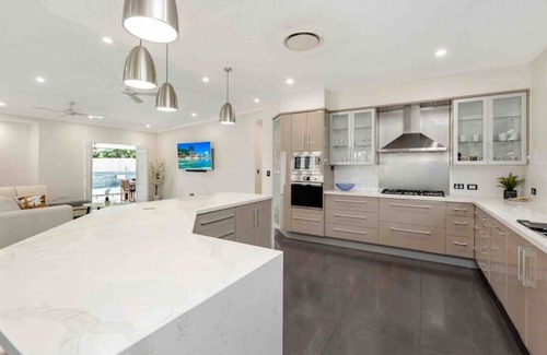 Annandale House | Modern quality with huge pool & golf green!
