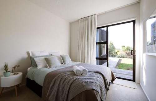 Raglan House | Modern Raglan Hideaway