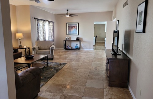 Tucson House | Modern ranch house in East Tucson is set up for a perfect temporary stay