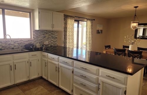 Tucson House | Modern ranch house in East Tucson is set up for a perfect temporary stay