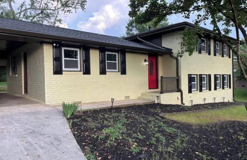 Marietta House | Modern Ranch in West Cobb in Upscale Neighborhood