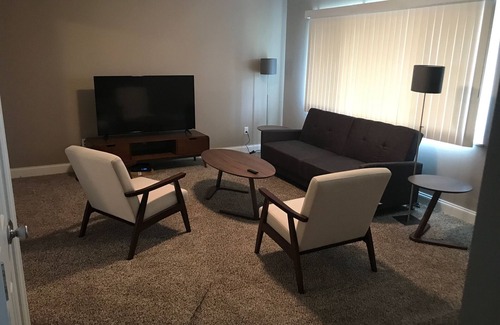 Columbus House | Modern Ranch, New Furn/Appliances, Gar, 55"TV, Roku, Big Yard, WiFi