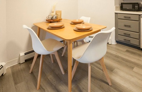 University Area House | Modern ranch, stylish hidden 💎 in the most convenient U-MED DISTRICT!