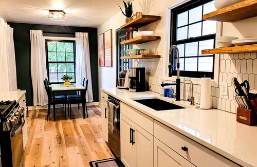 Rogers House | Modern Red River Gorge Vacation Home Fiber WiFi + W/D