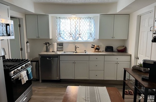 Warren House | Modern & Renovated 3B/1B Home - Quiet & Cozyn