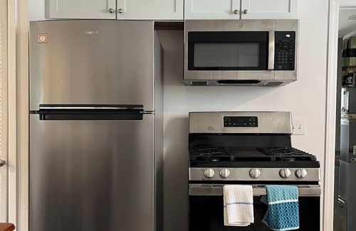 Warren House | Modern & Renovated 3B/1B Home - Quiet & Cozyn