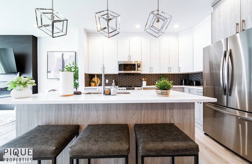 Southwest Edmonton House | Modern Retreat-3 King Beds-Garage-WiFi-Sleeps 10!