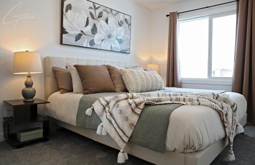 Southwest Edmonton House | Modern Retreat 3 King Beds,Garage,Disney