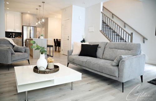 Southwest Edmonton House | Modern Retreat 3 King Beds,Garage,Disney