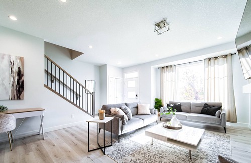 Southwest Edmonton House | Modern Retreat-3 King Beds-Garage-WiFi-Sleeps 10!