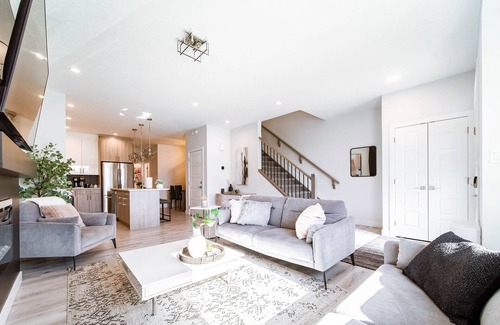 Southwest Edmonton House | Modern Retreat-3 King Beds-Garage-WiFi-Sleeps 10!
